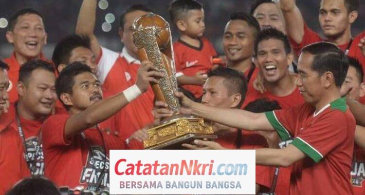 Pemain Persija Bambang Pamungkas Terima Trofi Piala Presiden Dari Jokowi