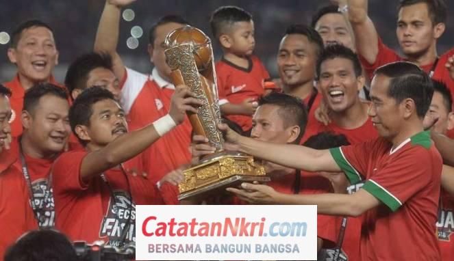 Pemain Persija Bambang Pamungkas Terima Trofi Piala Presiden Dari Jokowi