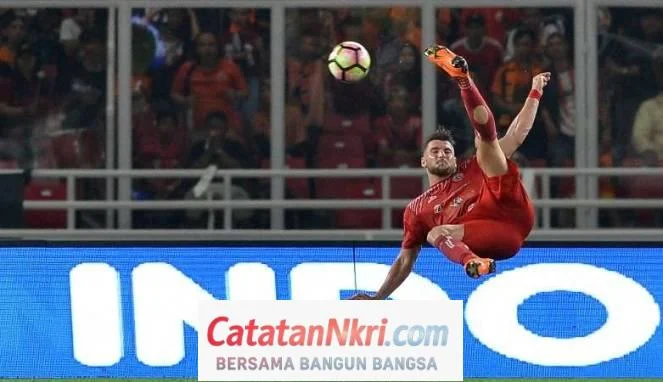 Pemain Persija Jakarta Marko Simic Saat Tendangan Salto