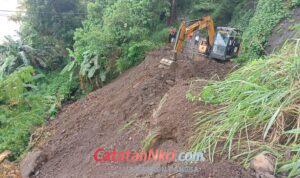 Jalan Bagbagan Sukabumi Tertutup Longsor, Warga Panik Tak Bisa Melintas