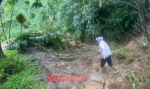 Cuaca Ekstrem Tak Surutkan Semangat, Kapolsek Simpenan Kawal Penanganan Longsor