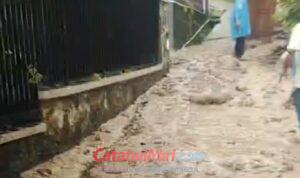 Diduga Konstruksi Lemah, TPT Perumahan Ambruk dan Timbun Kolam Ikan Warga