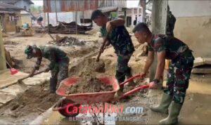 Sinergi TNI–Polri Percepat Pemulihan Sumbar: Bersihkan Pasar hingga Rumah Warga