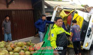 Muatan Kelapa Tumpah ke Jalan, Benturan Dua Truk di Jalur Citarik Palabuhanratu