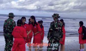 Sehari Usai Instruksi Presiden, TNI Bersama Pelajar Gotong Royong Bersihkan Sampah di Pantai Kuta Bali