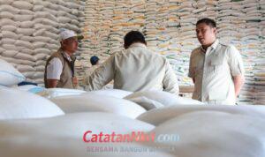 foto Prabowo Sidak Gudang Bulog Danurejo Pastikan Stok Beras Aman, Usai Beri Arahan Ketua DPRD Se-Indonesia