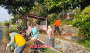 Puluhan Personel Dinas Perikanan Sukabumi Turun ke Lapangan Bersihkan Jalur Pesisir