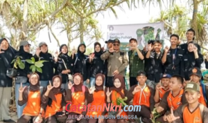 Anggota DPRD Kabupaten Sukabumi Fraksi PKS, Erpa Aris Purnama Menanam Harapan di Pesisir Minajaya