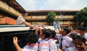 Prabowo Disambut Sorak Gembira Para Siswa, Tinjau MBG di SMPN 111 Jakarta Barat