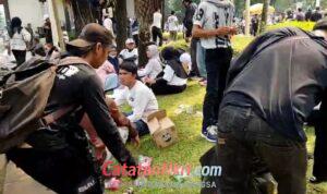 Supplier MBG Turun ke Jalan, Bagikan Buah dan Ikut Bersih-Bersih Pasca Demo